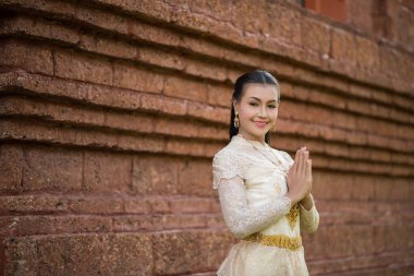 Tipik Tayland elbisesi giyen güzel kadın.