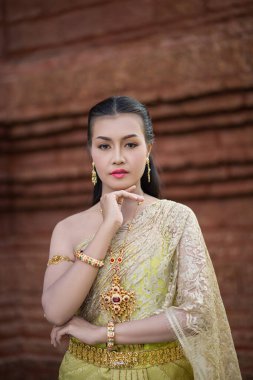 Tipik Tayland elbisesi giyen güzel kadın.