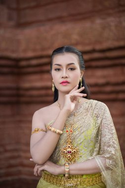 Tipik Tayland elbisesi giyen güzel kadın.