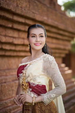 Tipik Tayland elbisesi giyen güzel kadın.