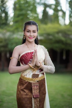 Tipik Tayland elbisesi giyen güzel kadın.