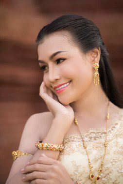 Tipik Tayland elbisesi giyen güzel kadın.