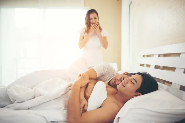 Ehefrau Fand Ihren Mann Bett Mit Einem Anderen Kerl Ist — Stockfoto