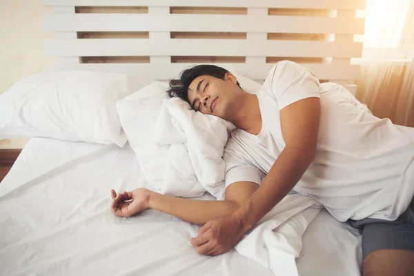 Hombre Cansado Acostado Durmiendo Cama — Foto de Stock