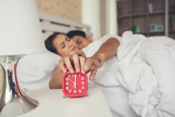 Reloj Despertador Rojo Con Pareja Durmiendo Cómodamente Cama Casa — Foto de Stock