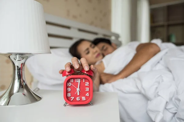 Reloj Despertador Rojo Con Pareja Durmiendo Cómodamente Cama Casa — Foto de Stock