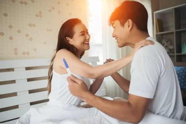 Casal Feliz Sorrindo Depois Descobrir Teste Gravidez Positivo Quarto — Fotografia de Stock