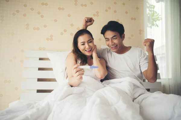 Casal Feliz Sorrindo Depois Descobrir Teste Gravidez Positivo Quarto — Fotografia de Stock