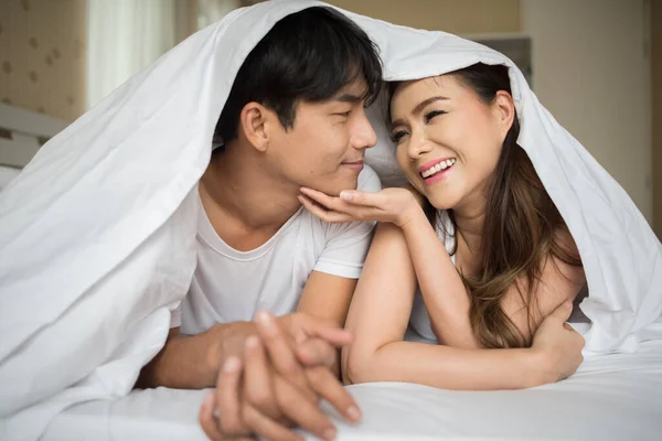 Casal Doce Jogando Sob Cobertor Cama — Fotografia de Stock