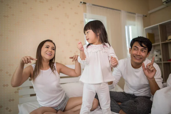 Happy Child Parents Playing Bed Home — Stock Photo, Image