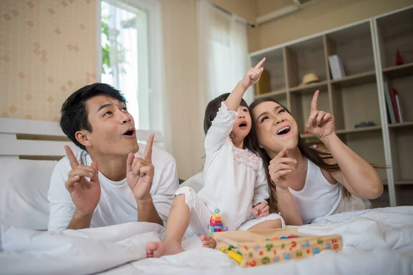 Счастливый Ребенок Родителями Играющими Постели Дома — стоковое фото