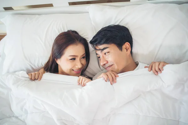 Casal Feliz Deitado Juntos Cama — Fotografia de Stock