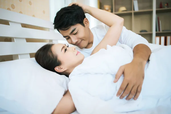 Casal Feliz Deitado Juntos Cama — Fotografia de Stock