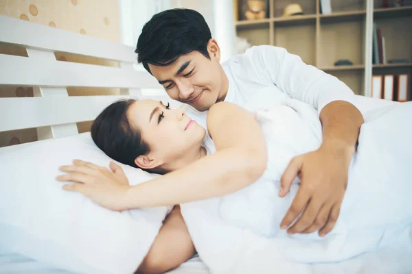 Casal Feliz Deitado Juntos Cama — Fotografia de Stock