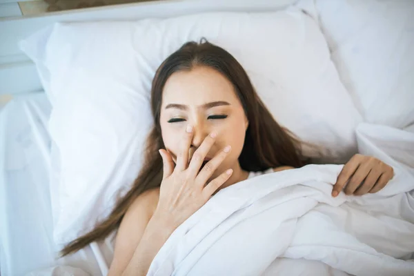 Hermosa Mujer Despertando Cama Perezosa Por Mañana — Foto de Stock