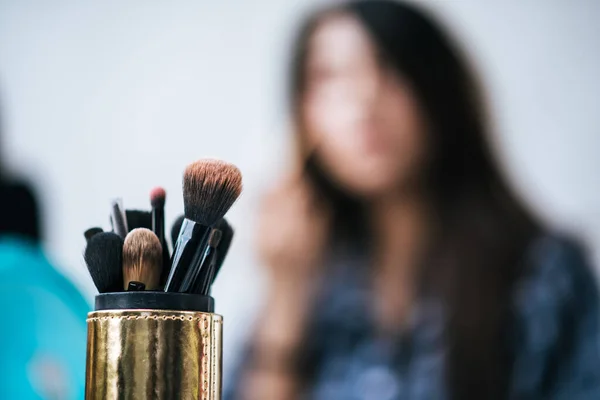 Femmes Faisant Maquillage Avec Brosse Cosmétique — Photo