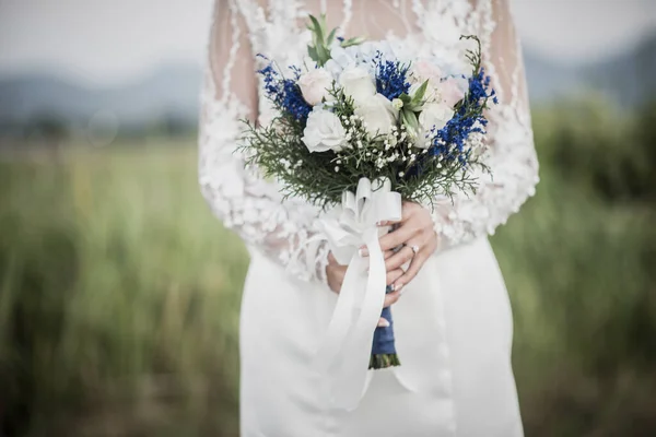 Braut Hält Blume Hochzeitstag Der Hand — Stockfoto