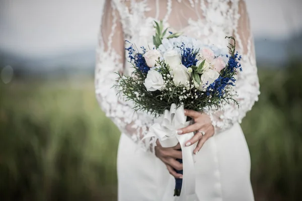 Braut Hält Blume Hochzeitstag Der Hand — Stockfoto