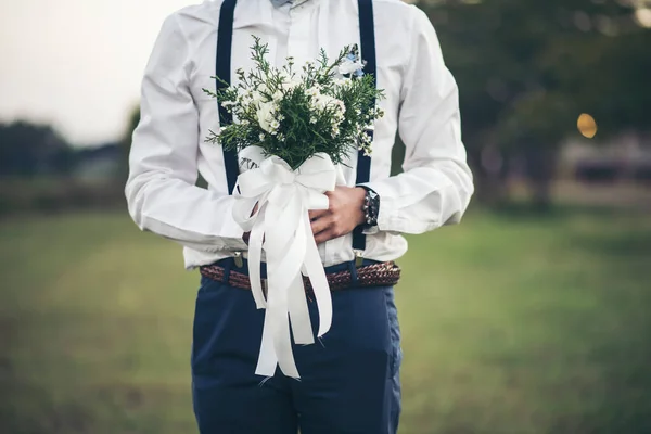 Brudgum Hand Hålla Blomma Kärlek Bröllopsdagen — Stockfoto