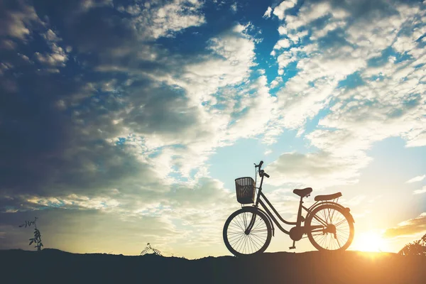 Sylwetka Parkingu Rowerowego Górze — Zdjęcie stockowe