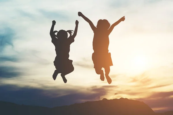 Silhouette Von Zwei Mädchen Mit Spaß Der Natur — Stockfoto