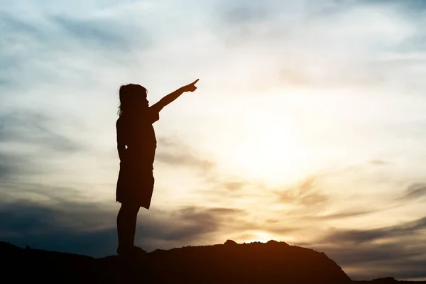 Silhouet Van Klein Meisje Hand Hand Naar Vrijheid Gelukkige Tijd — Stockfoto