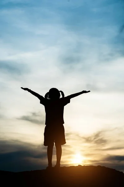 Silueta Niña Levantando Mano Libertad Tiempo Feliz — Foto de Stock