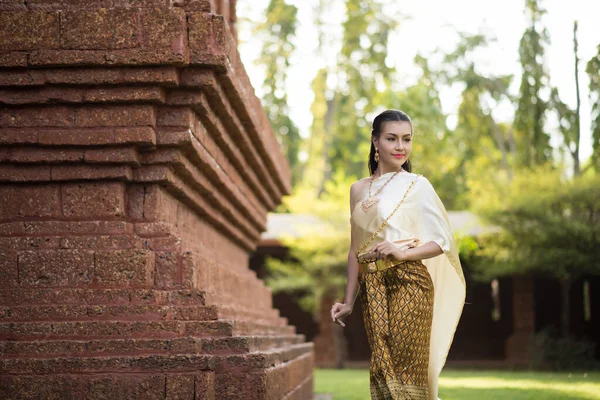 Schöne Frau Typisch Thailändischem Kleid — Stockfoto