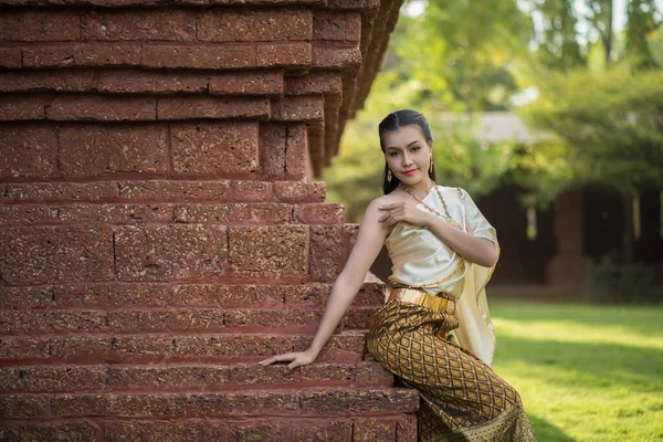 Mujer Hermosa Vistiendo Vestido Típico Tailandés — Foto de Stock