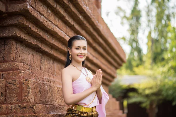 Belle Femme Portant Une Robe Thaïlandaise Typique — Photo