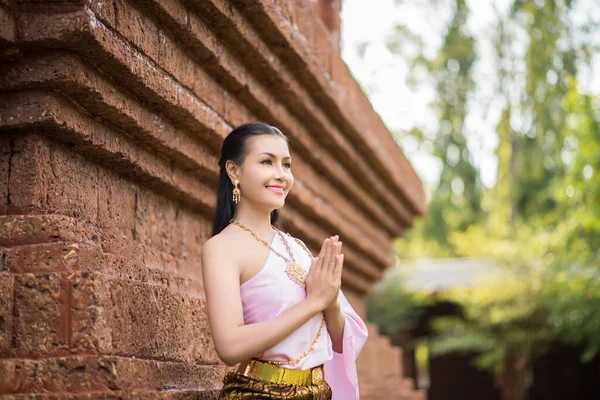 Vacker Kvinna Bär Typiska Thailändska Klänning — Stockfoto