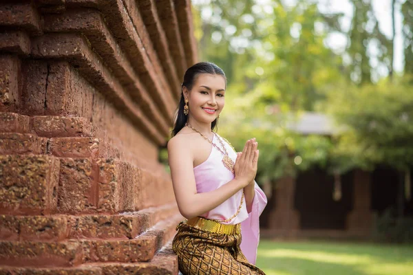 Belle Femme Portant Une Robe Thaïlandaise Typique — Photo