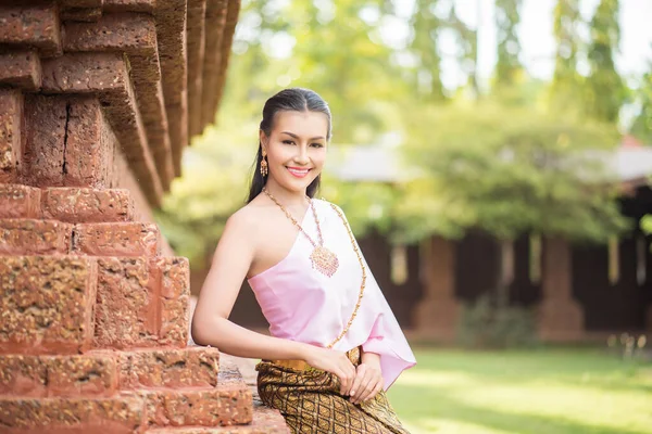 Mulher Bonita Usando Vestido Típico Tailandês — Fotografia de Stock