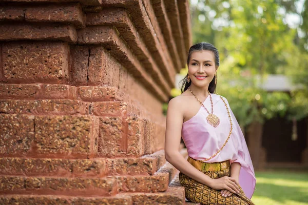 Mulher Bonita Usando Vestido Típico Tailandês — Fotografia de Stock