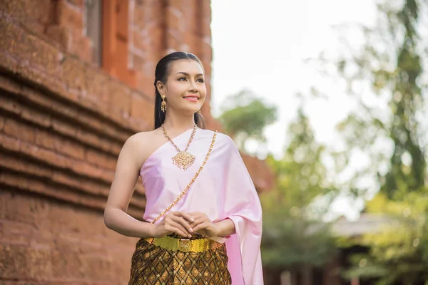 Bella Donna Indossa Tipico Abito Thailandese — Foto Stock