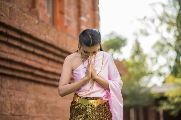 Mujer Hermosa Vistiendo Vestido Típico Tailandés —  Fotos de Stock
