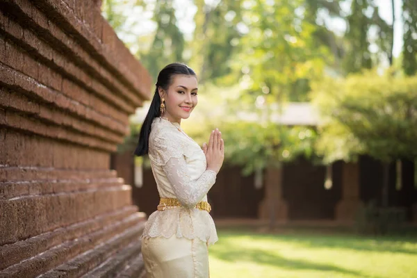 Mulher Bonita Usando Vestido Típico Tailandês — Fotografia de Stock