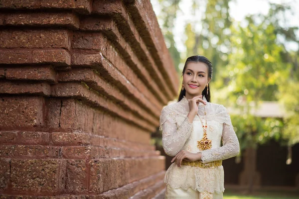 Tipik Tayland Elbisesi Giyen Güzel Kadın — Stok fotoğraf