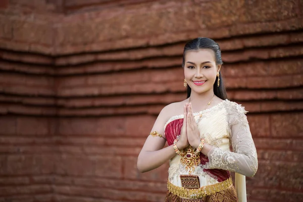 Bella Donna Indossa Tipico Abito Thailandese — Foto Stock