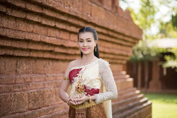 Bella Donna Indossa Tipico Abito Thailandese — Foto Stock
