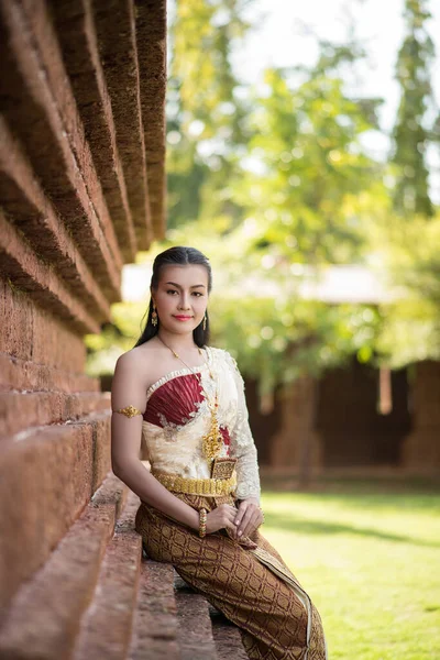 Belle Femme Portant Une Robe Thaïlandaise Typique — Photo