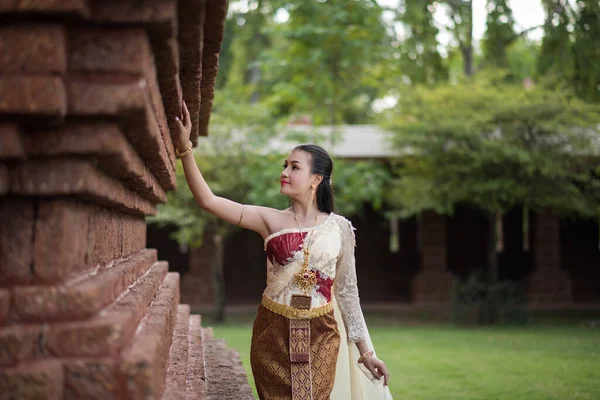 Krásná Žena Sobě Typické Thajské Šaty — Stock fotografie