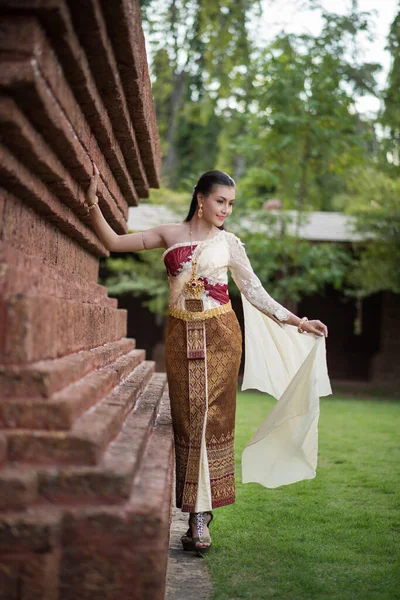 Vacker Kvinna Bär Typiska Thailändska Klänning — Stockfoto