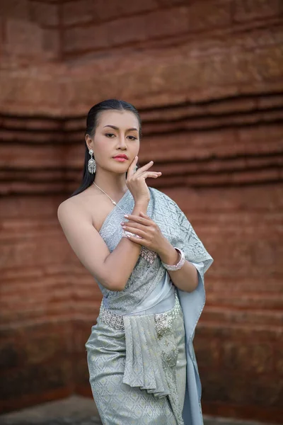 Mulher Bonita Usando Vestido Típico Tailandês — Fotografia de Stock