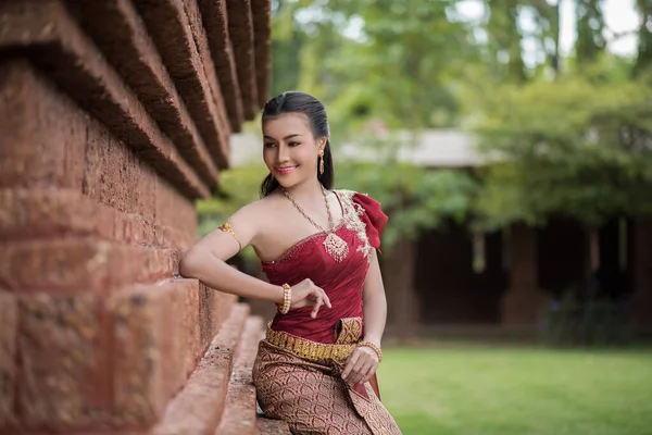 Mulher Bonita Usando Vestido Típico Tailandês — Fotografia de Stock