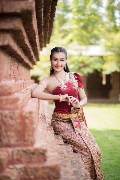 Прекрасна Жінка Типовій Тайській Сукні — стокове фото