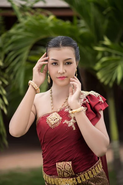 Όμορφη Γυναίκα Φοράει Τυπικό Ταϊλανδέζικο Φόρεμα — Φωτογραφία Αρχείου