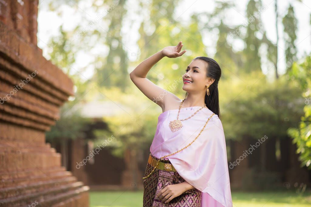 https://st4.depositphotos.com/2268545/38557/i/950/depositphotos_385577014-stock-photo-beautiful-woman-wearing-typical-thai.jpg