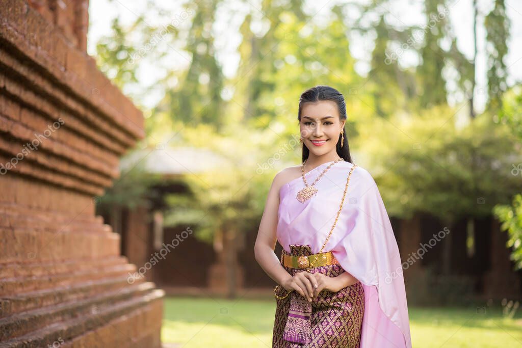 https://st4.depositphotos.com/2268545/38557/i/950/depositphotos_385577340-stock-photo-beautiful-woman-wearing-typical-thai.jpg