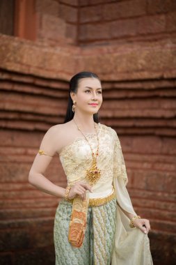 Tipik Tayland elbisesi giyen güzel kadın.